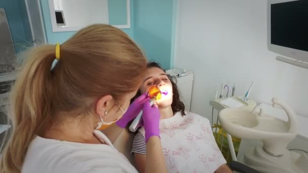 Οδοντίατρος Κάνει Επαγγελματική Δόντια Καθαρισμού Θηλυκός Νεαρή Ασθενής Στο Οδοντιατρείο — Αρχείο Βίντεο