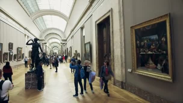 フランス パリの 2017 ルーブル美術館 世界最大かつ最も訪問された博物館の つのアート ギャラリーを訪れる観光客 — ストック動画