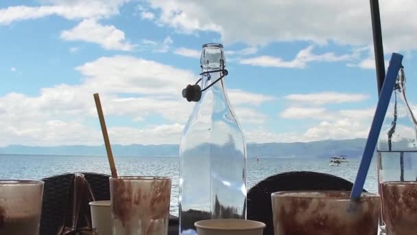 Pohled Vodní Hladinu Jezera Přes Pub Stůl Prázdnou Láhev Caffee — Stock video