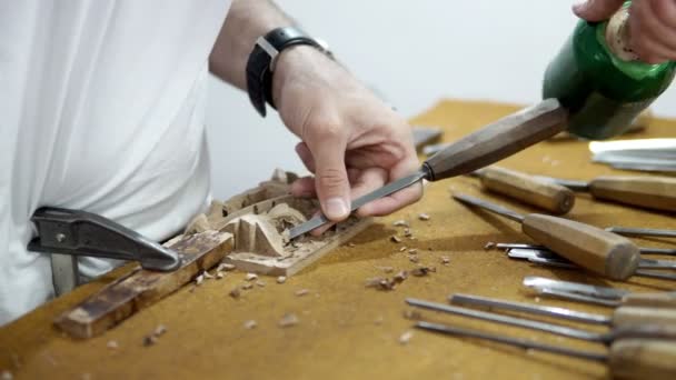 Tischlerei Handwerkliche Holzschnitzerei — Stockvideo