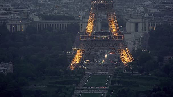 Forgalom Lena Híd Alatt Gyönyörű Eiffel Torony Párizsban Éjszaka — Stock videók