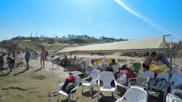 イスラエル エルサレム 2017 は死海の夏の太陽と休暇をお楽しみください レクリエーションの観光 健康的なライフ スタイル 自由な時間の概念 — ストック動画