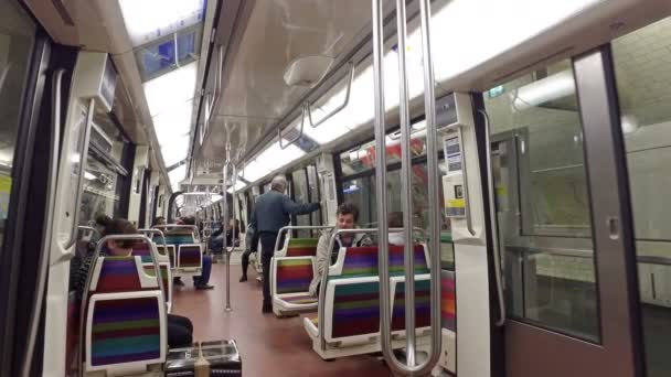 Francia París Circa Mayo 2017 Turistas Metro Movimiento Rápido Vagón — Vídeo de stock