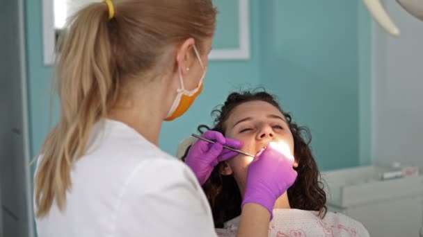 Dentista Haciendo Limpieza Dental Profesional Mujer Joven Paciente Consultorio Dental — Vídeos de Stock