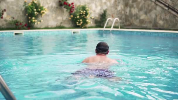 Slow Motion Man Swimming Luxury Pool Daytime — Stock Video