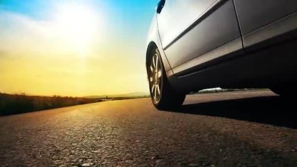 Carro Esporte Dirigindo Estrada Pôr Sol Fundo — Vídeo de Stock