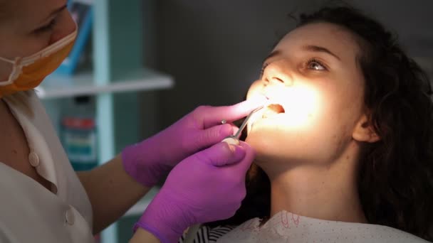 Dokonywanie Profesjonalne Czyszczenie Kobiece Młody Pacjent Gabinecie Stomatologicznym Zębów Dentysta — Wideo stockowe