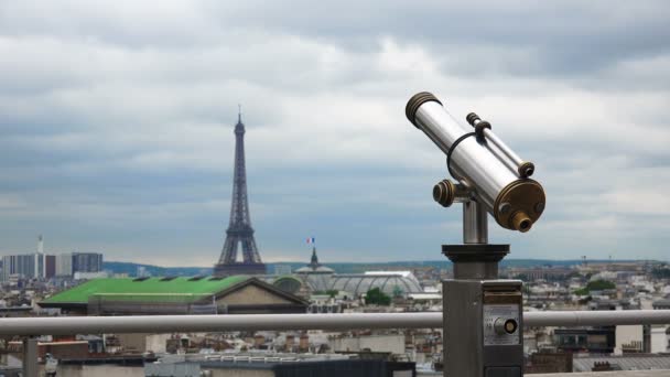 Turista Chica Mira Prismáticos París Con Vista Torre Eiffel Fondo — Vídeo de stock
