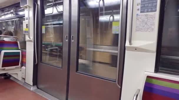 2017年5月 游客在巴黎地铁地铁离开卢浮宫站 — 图库视频影像