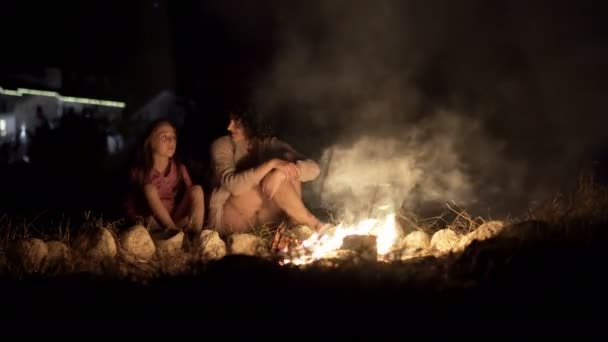 Μητέρα Την Κόρη Ζεστό Κοντά Campfire Βράδυ Και Συνομιλία — Αρχείο Βίντεο