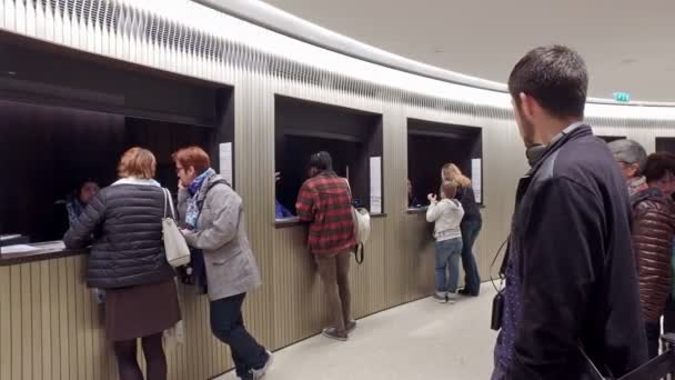 França Paris Circa Jun 2017 Turistas Pagam Entrada Bilheteria Dentro — Vídeo de Stock