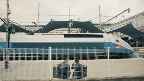 フランス 2017 現代高速新幹線 Tgv や地域列車 1900 世界博覧会のために建てられた 歴史あるリヨン駅からパリを離れます 映画のようなショット — ストック動画