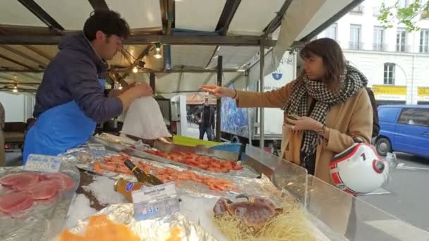 Francia París Circa Mayo 2017 Pescado Fresco Venta Mercado Dominical — Vídeos de Stock