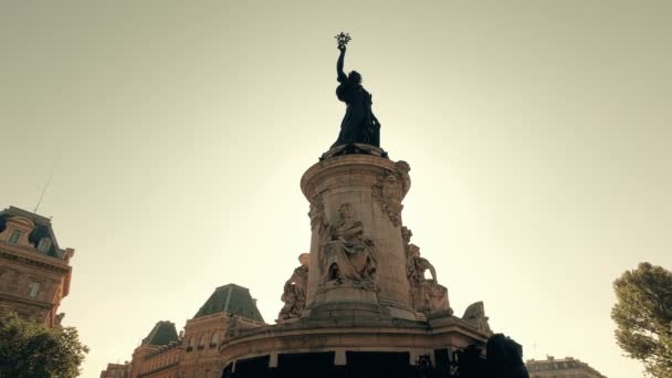 Paris França Circa Junho 2017 Estátua Bronze Marianne Segurando Ramo — Vídeo de Stock