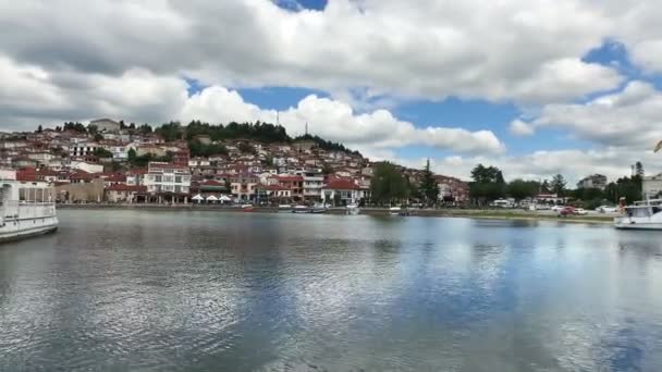 オフリド湖 アルバニアからマケドニアを分離する有名なユネスコ歴史センターから町のシーサイド ビュー — ストック動画