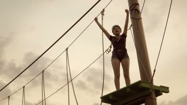 Дівчина Насолоджується Активністю Скелелазіння Пригод Парк — стокове відео