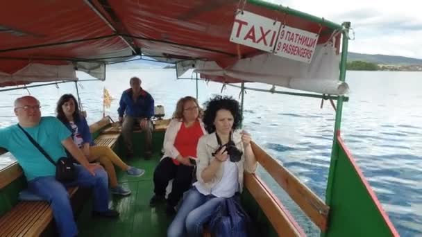 游客乘坐乘船出租车在马其顿的奥赫里德湖 游船是传统的旅游景点 提供了最好的城市景观 — 图库视频影像