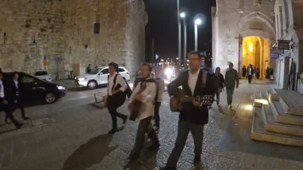 以色列 耶路撒冷 2017年6月 未定义的人在耶路撒冷墙壁附近和雅各门在晚上 — 图库视频影像