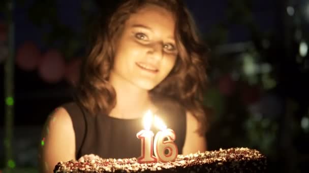 快乐的少女在16岁生日派对举行蛋糕和燃烧的蜡烛微笑和有乐趣 手持拍摄 — 图库视频影像