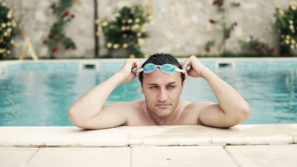 Sonriente Hombre Poniéndose Gafas Nadando Piscina Día Soleado — Vídeo de stock