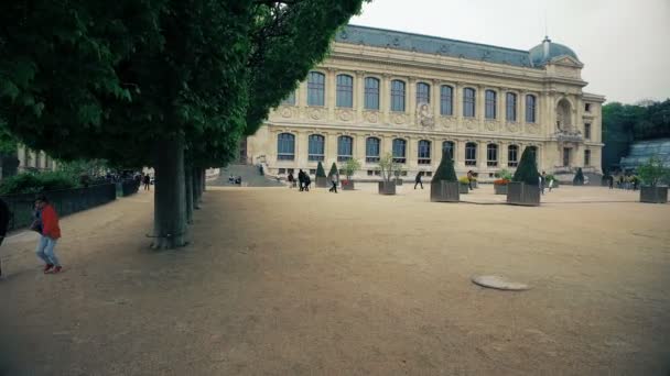 2017年5月 电影替身拍摄巴黎 植物园 自然历史博物馆和游客在多云的春天天 — 图库视频影像