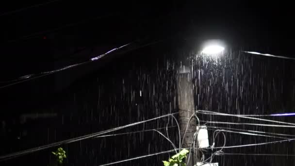 Пост Світло Вночі Під Час Дощової Бурі — стокове відео