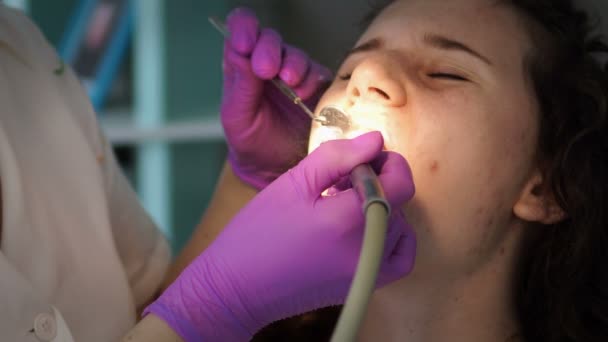 Dentista Fazendo Profissional Dentes Limpeza Jovem Paciente Sexo Feminino Consultório — Vídeo de Stock