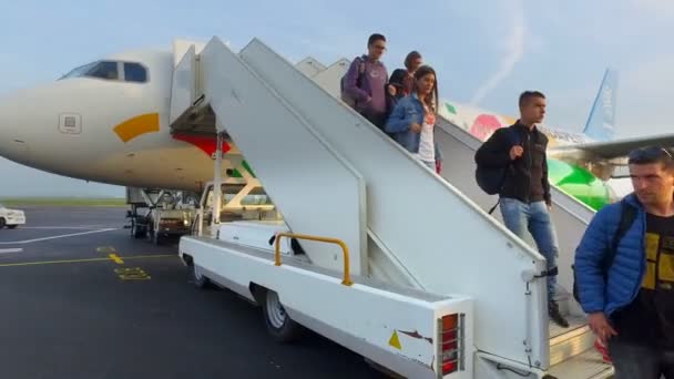 Paris França Circa Maio 2017 Passageiro Que Chega Aeroporto Beauvais — Vídeo de Stock