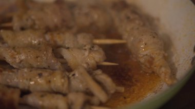 Tavada tükürük ile pişirilmiş sebzeli et şişleri.