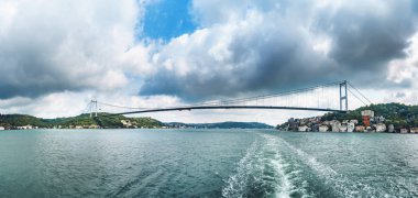 Gemi ve güzel bulutlu gökyüzü Boğaziçi Köprüsü