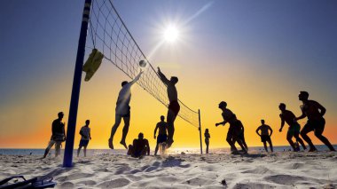 Durres, Arnavutluk - Ağustos, 2017 yaklaşık: plaj voleybolu günbatımı arka planda etkin oynayanlar silüeti