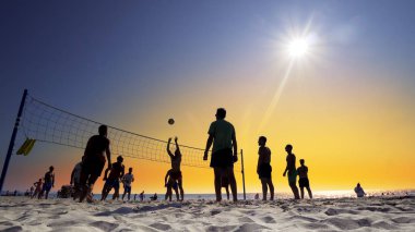 Durres, Arnavutluk - Ağustos, 2017 yaklaşık: plaj voleybolu günbatımı arka planda etkin oynayanlar silüeti