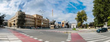 ÜSKÜP, MACEDONIA - 26 Kasım 2016: Üsküp 'teki Makedon Meclisi binasının mavi gökyüzü manzarası