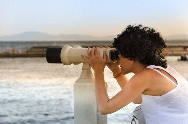 Gözlem güverte, turist gezgin arka plan panoramik şehir, üzerinde seyir yenilikçi genç kız işletilen dürbün sikke