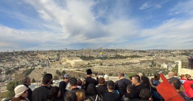 Jerusalem, İsrail - Jan, 2018 yaklaşık: turist insanlar Kudüs tarihi şehirden ve Temple Mount için panoramik görünüm