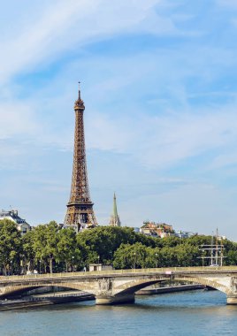 Paris, Fransa - Mayıs, 2017 yaklaşık: gündüz, ikonik Eyfel Kulesi manzarasına