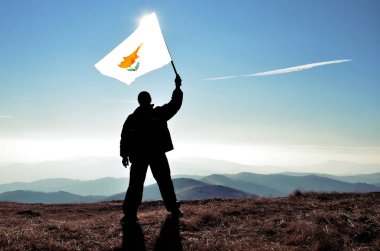 sallama Kıbrıs bayrağı dağ tepe üstünde tutan adam silüeti