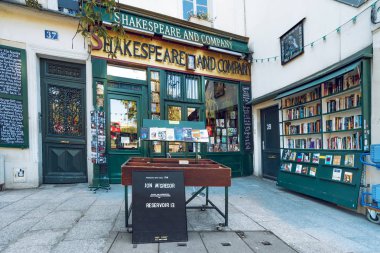 Paris, Fransa - Mayıs, 2017 yaklaşık: Paris, Fransa, Notre Dame karşısında sol yakasında bulunan Simgesel Yapı Shakespeare ve şirket Kitabevi ve kafe görünümünü