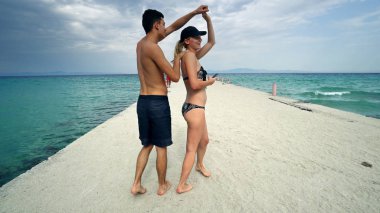 Plaj iskelede eğleniyor romantik mutlu çift