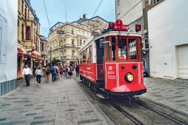Istanbul, Türkiye - 26 Mayıs 2018: Istiklal Caddesi, Istanbul 'un ana alışveriş merkezlerinden biri olan eski tramvay. Beyoğlu, Istanbul, Türkiye