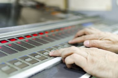 Yazdırma fabrikada kontrol renk baskı makinesi üzerinde çalışan erkeğin birimleri