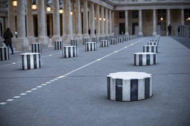 Çizgili Colonnes de Buren cour içinde yüklü d honneur sigarasız, iç avlu Palais Royal Paris 1986 yılından bu yana