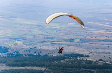 Pirlepe, Makedonya - Şubat, 2017 yaklaşık: yamaçparaşütü tandem uçuş Vadisi üzerinde 