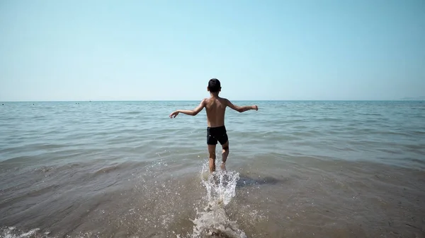 Glücklicher Junge Der Ins Meerwasser Steigt Kameraschwenk Vorne — Stockfoto