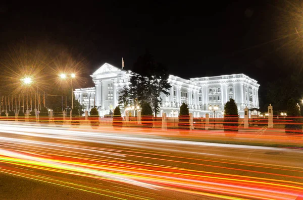 Edificio Gubernamental Skopje Macedonia Con Senderos Ligeros Del Tráfico Nocturno —  Fotos de Stock