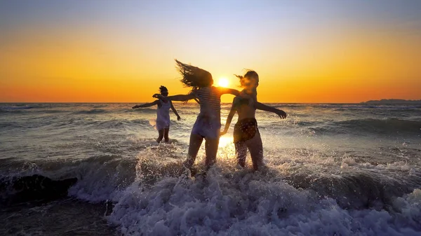 Grupo Chicas Felices Divirtiéndose Las Olas Del Mar Playa Fondo — Foto de Stock