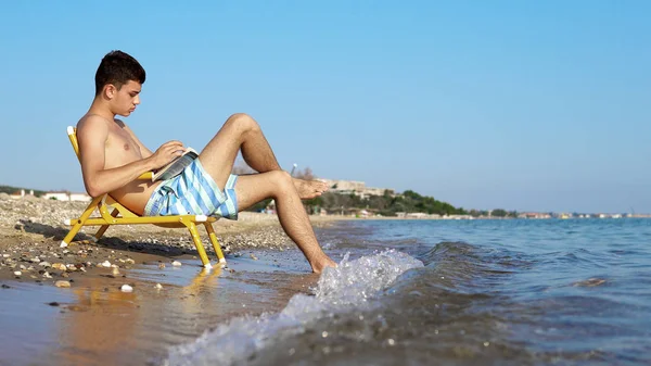 Junger Mann Genießt Urlaub Strand Und Liest Buch — Stockfoto
