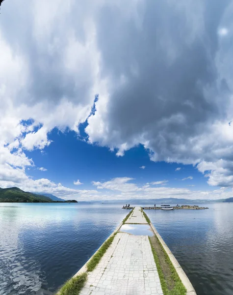 Prázdný Člun Port Klidné Vodě Povrchu Jezera Ohrid Makedonie Obloha — Stock fotografie