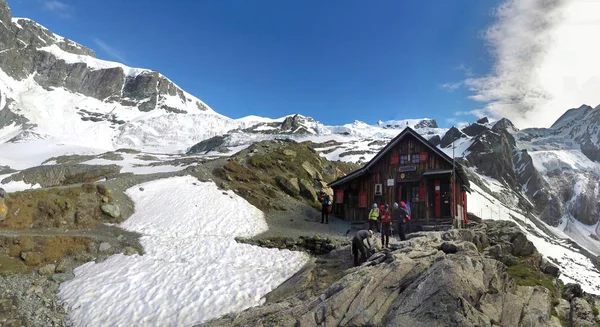 Mont Blanc France Juli 2016 Bergsteigerteam Erklimmt Gipfel Den Alpen — Stockfoto