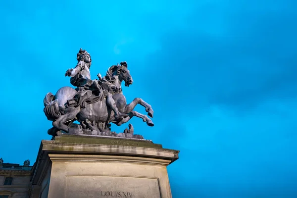 King Louis Statue Louvre Entrance Paris France Twilight — Stock Photo, Image